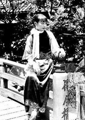 1940年深夜，民国大美女郑苹如，被秘密押到小树林执行枪决。特务垂涎她的美色，犹