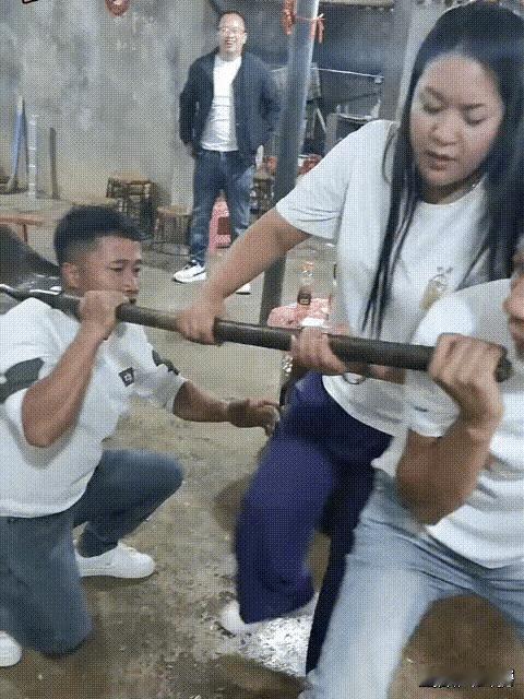 还是你们会玩，但是我感觉要这么抬着走上一个小时，特别要走崎岖的山路。[捂脸][捂