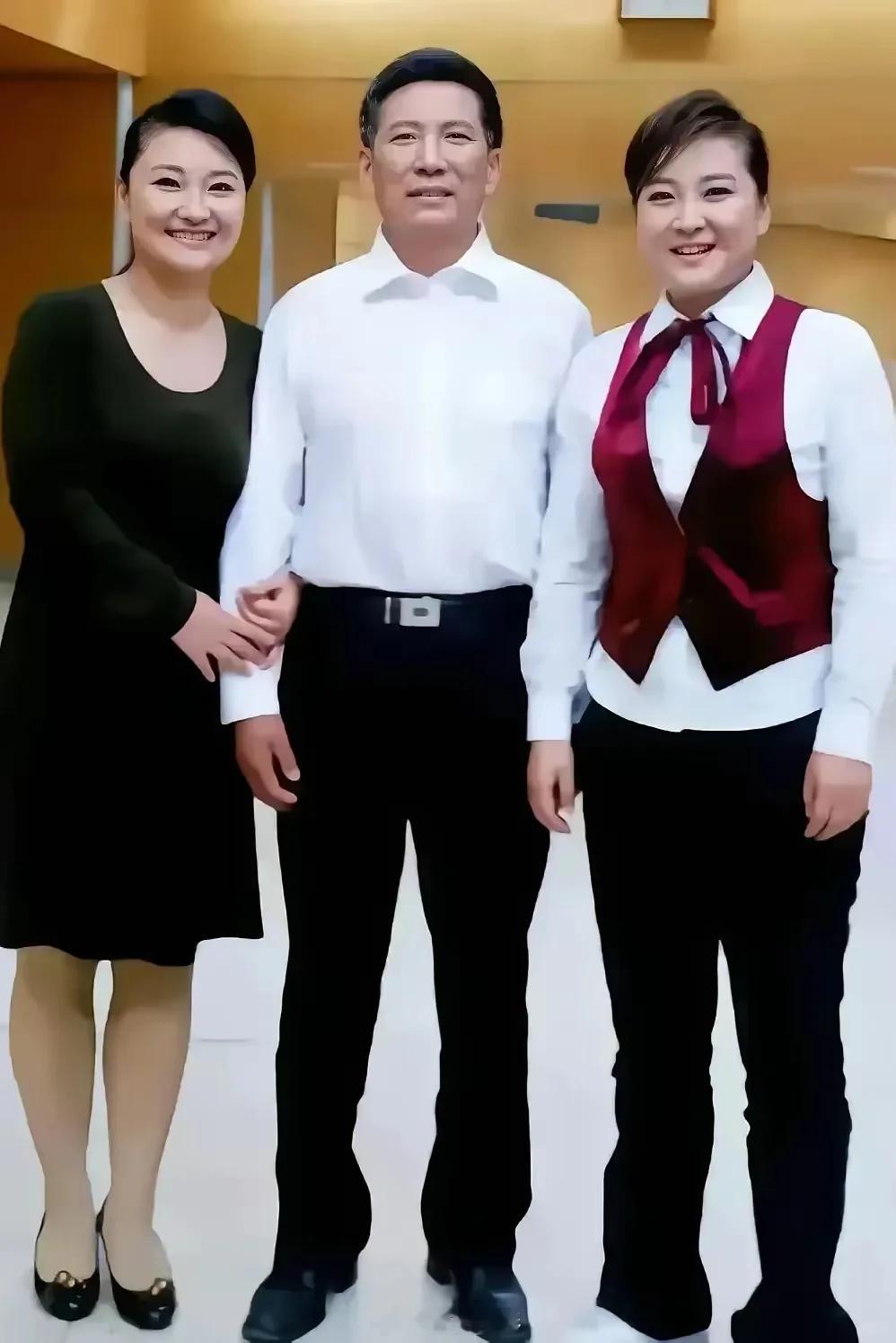 贾玲和父亲贾文田、姐姐贾丹的合照，父亲一看就是老实本分之人，姐姐身穿连衣裙，看着