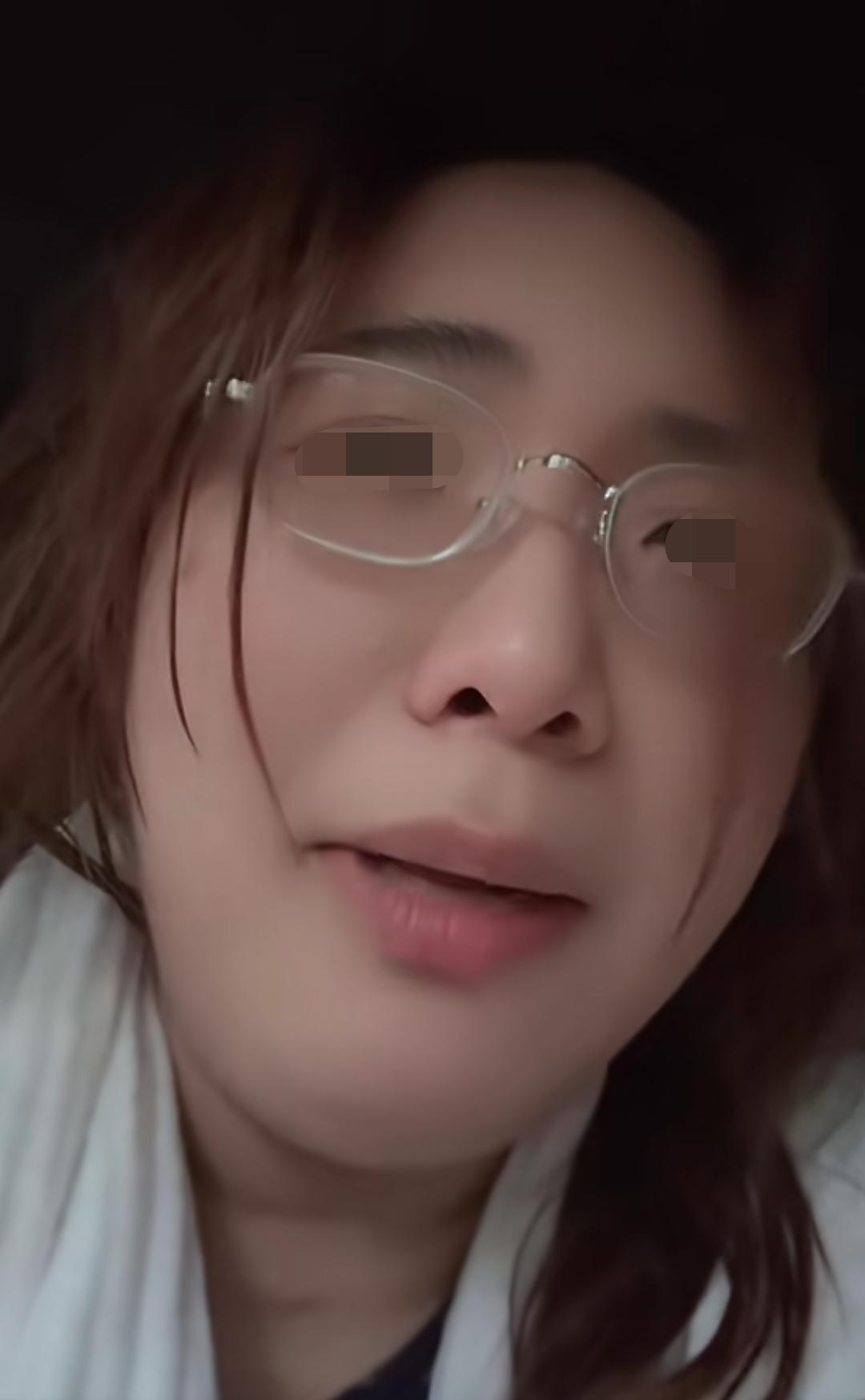 福建女生分享在泳池里面遇到的奇葩事情！
大概意思就是:一个男的在她隔壁泳道里面拉