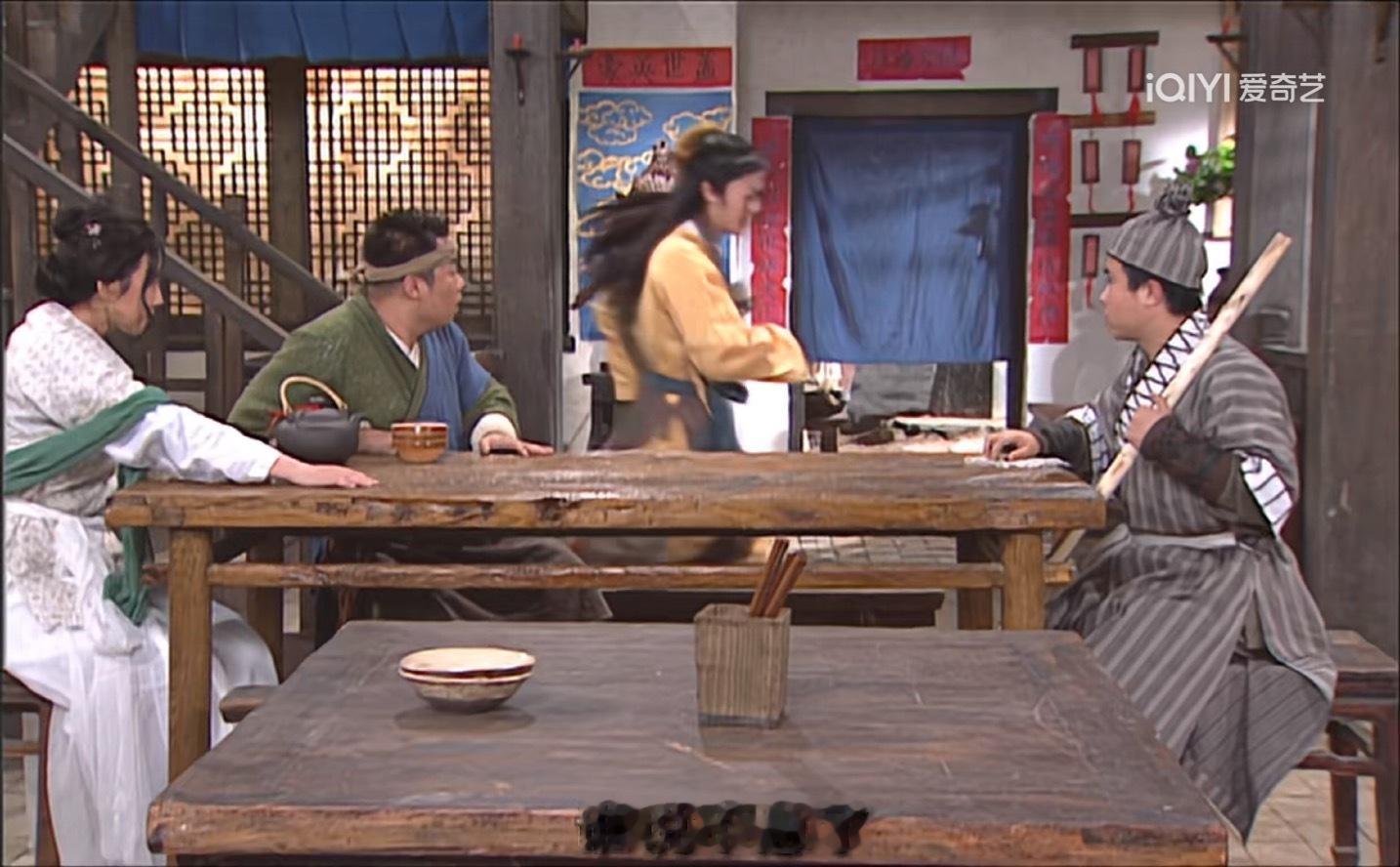 《我为湘玉存大钱》第87集小六和老白互换身份后，老白干的起劲啊，听了秀才的挑拨离