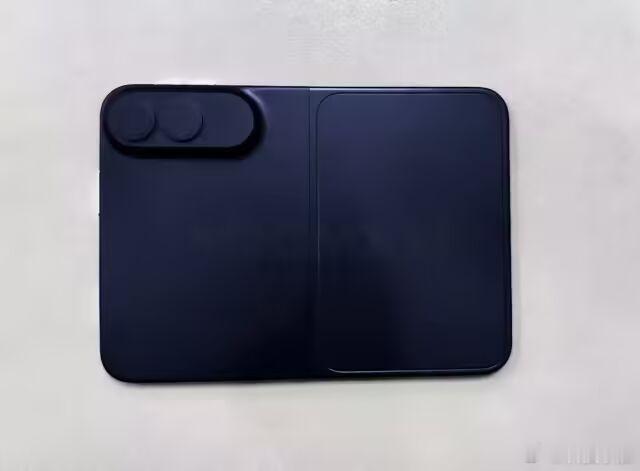 最近关于iPhone Ultra的料越来越多了，昨天又有一组样机图流出来。折叠状