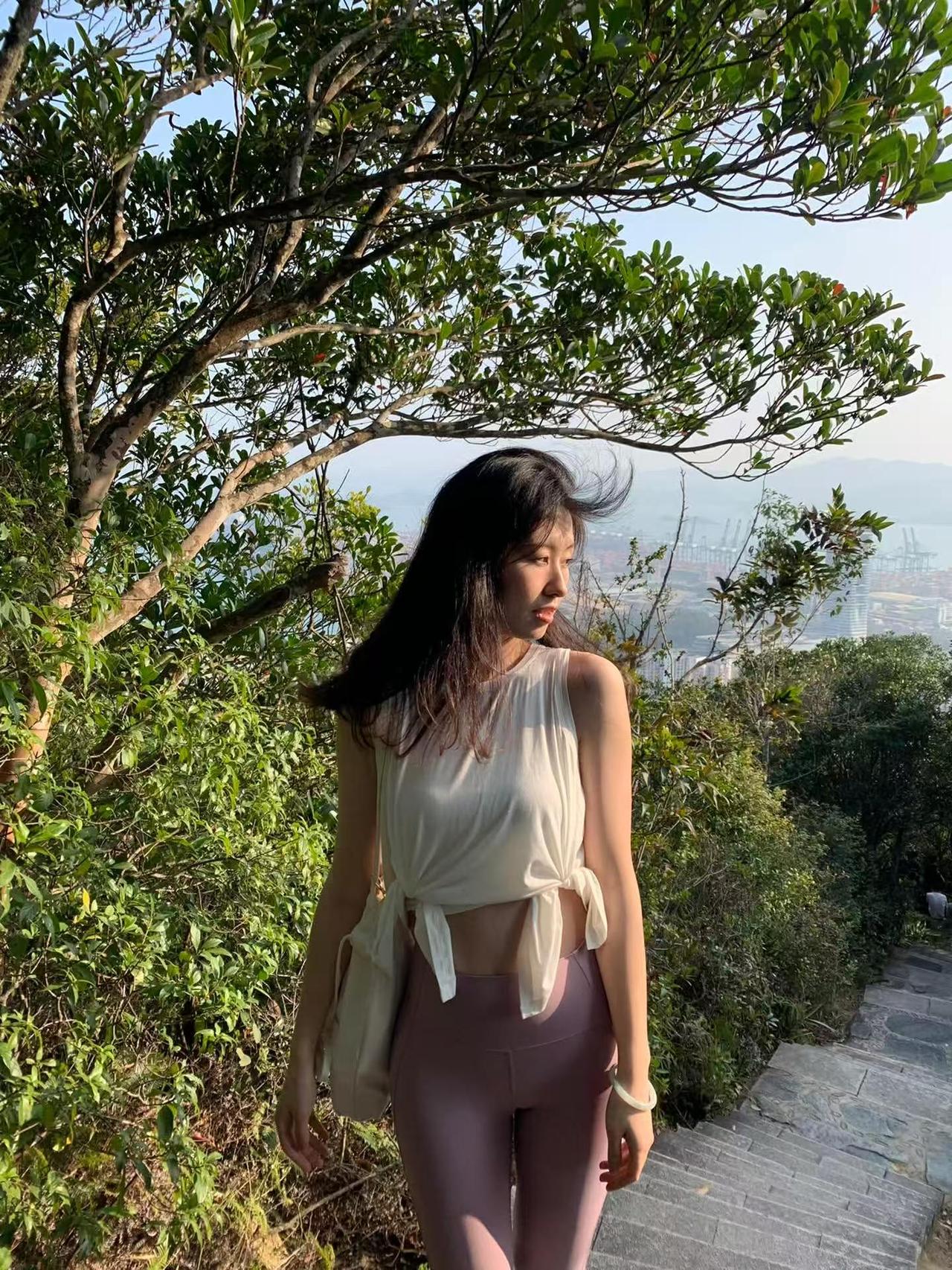 女生拍照的美：找角度、调表情，比耶要歪头笑才灵动，背景蓝天绿树得衬肤色
男生拍照