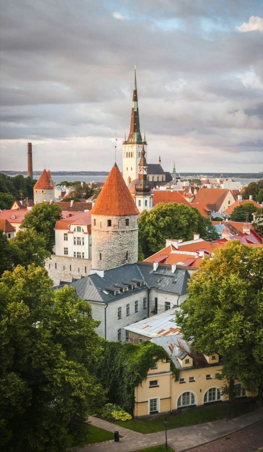 认识你的人越少越好，不要沾染不适合自己的圈子，知己一两个足矣。沉住气，别去巴结谁