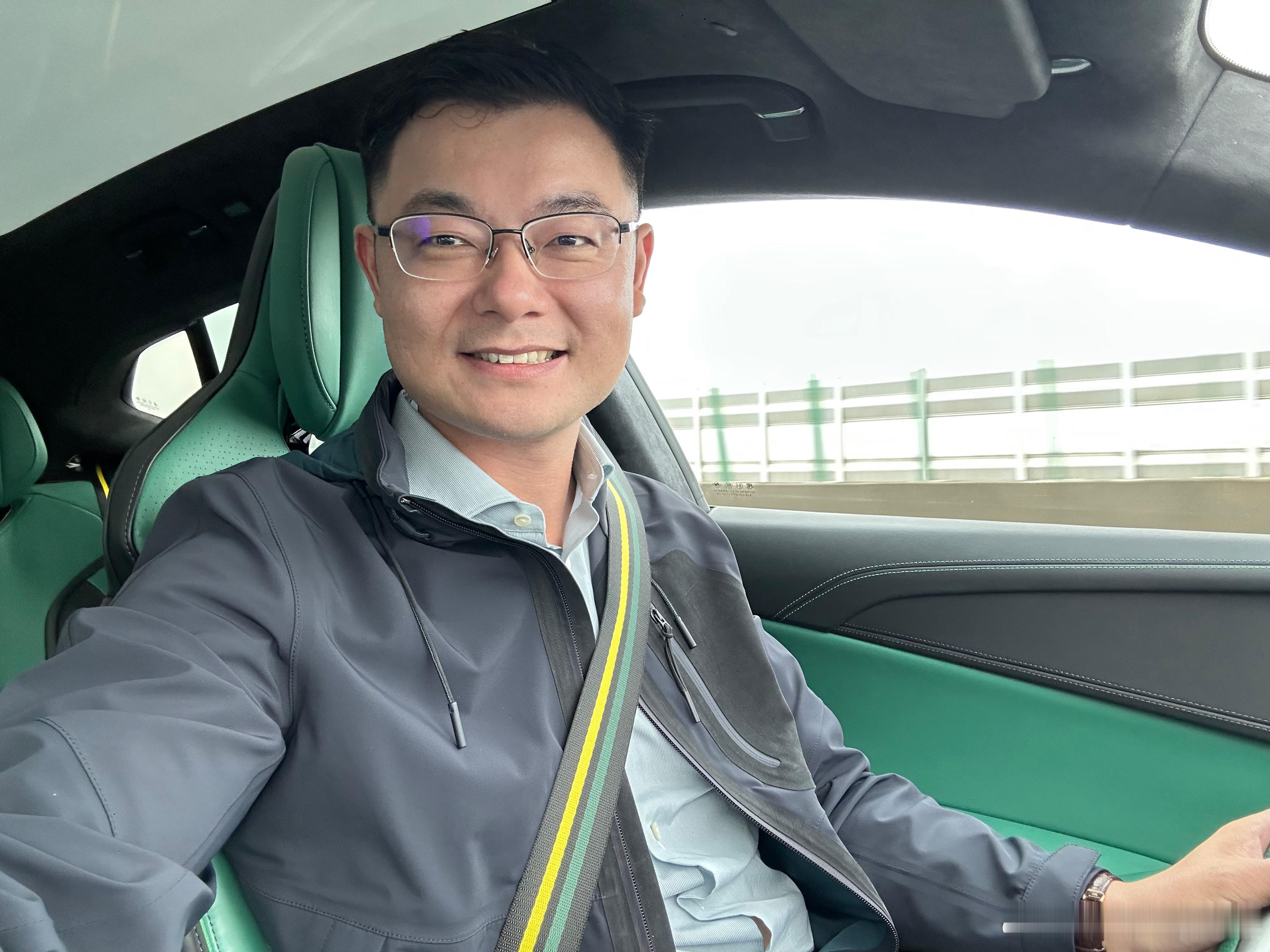 早呀，杭州湾环线高速节后车子不再那么多了。  ​​​