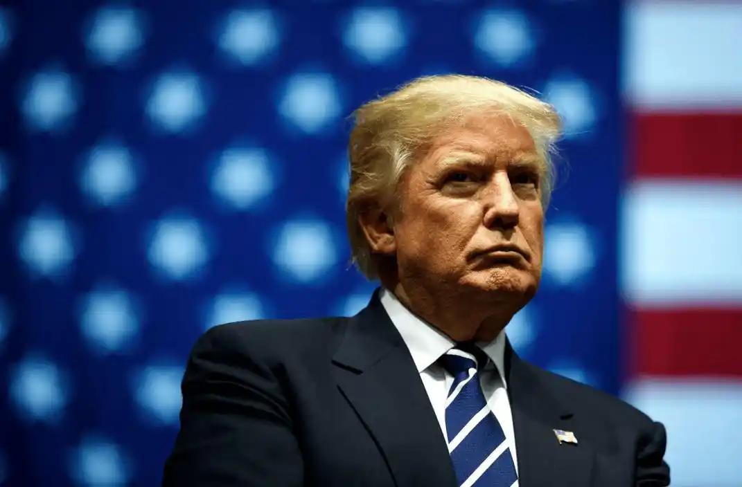 不等了，美国急着来电
 
这边法国总统马克龙刚结束为期3天的中国出访，前脚刚走，