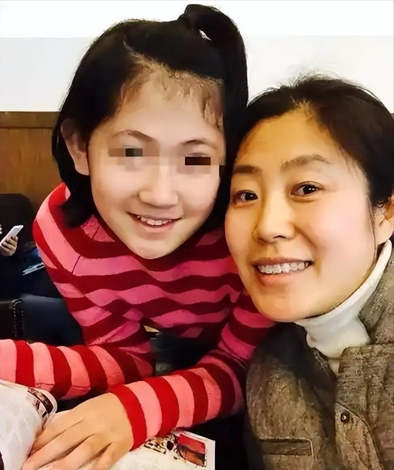 2009年，吉林一女老师上课间操时，发现一个瘦小的女孩，浑身脏兮兮的，还散发着一