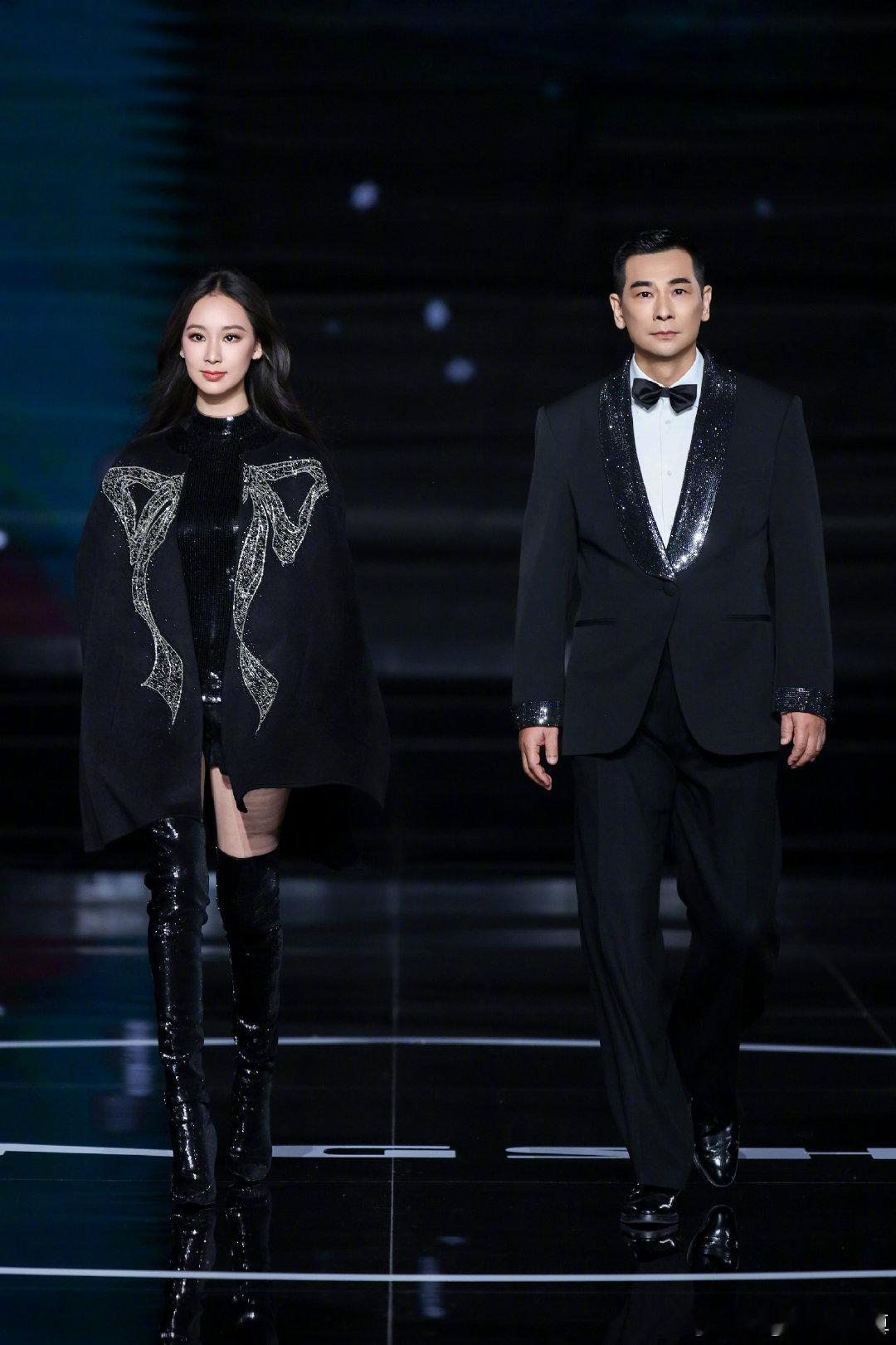 赵文卓和大女儿走秀赵文卓和大女儿同台走秀赵文卓和大女儿同框走秀，一身黑造型简约高