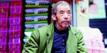 1992年，武汉街头的煎饼摊主捡到2个女婴,他终生未娶，二十年后，女儿们成了博士