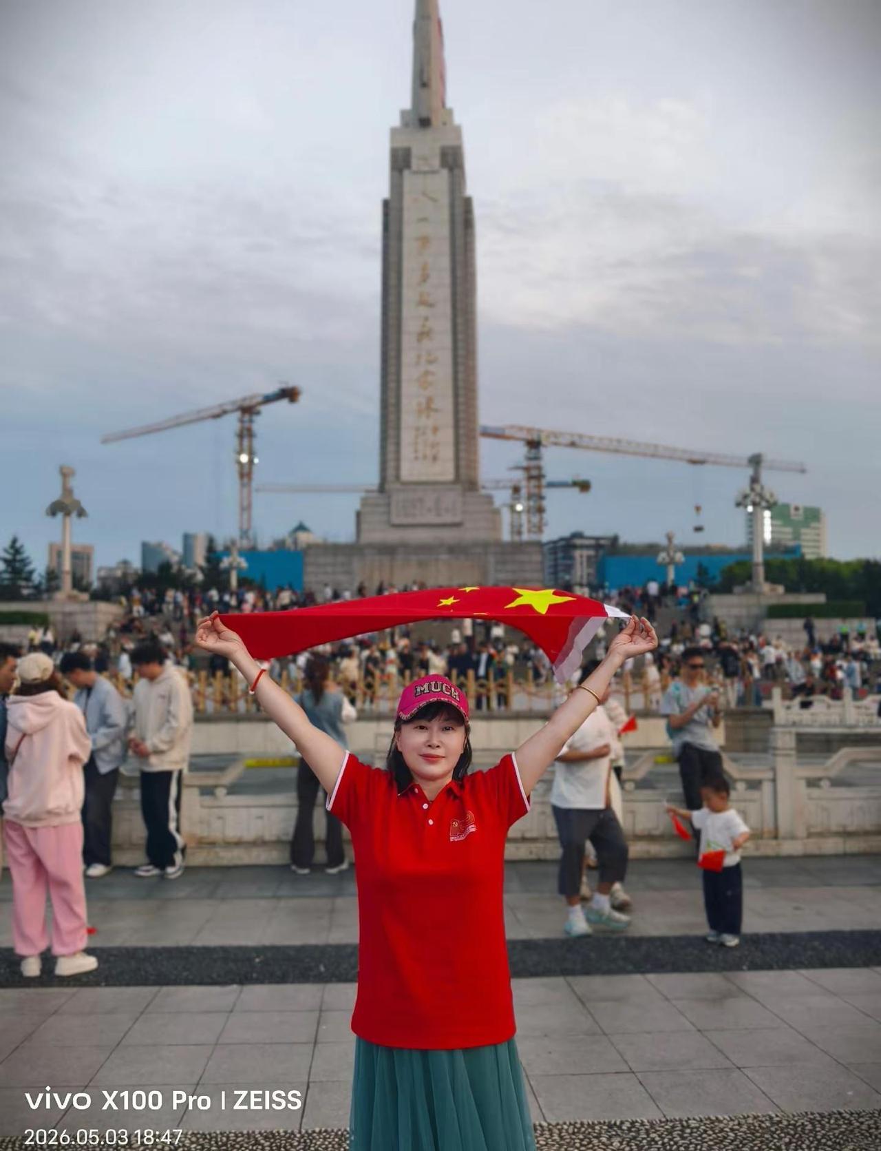 我们生在红旗下，长在春风里。人民有信仰，国家有力量。目光所致皆为华夏，五星闪耀皆
