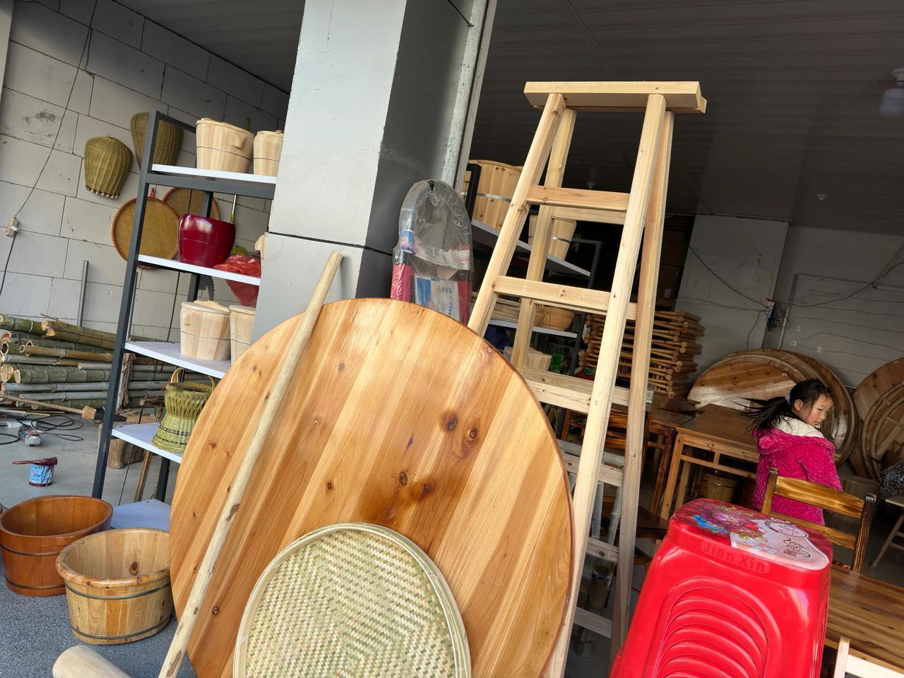 这些竹编技术，会的人恐怕很少很少了！
偶遇小城里的一家竹编制品专卖店，
一位老师