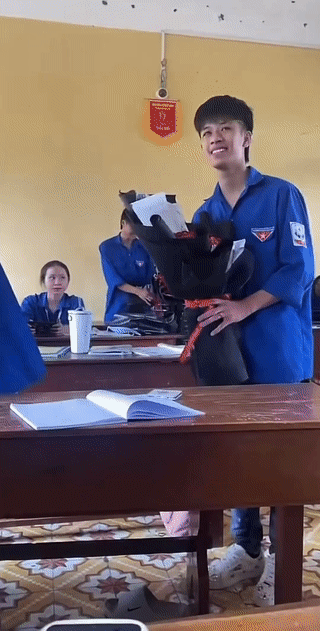 一名越南🇻🇳女孩在课堂上突然被男同学求婚表白？
这让她感到既惊喜又意外？
因