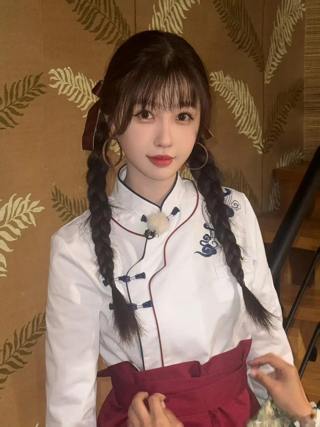 同样是麻花辫造型虞书欣完完全全的把杨紫给碾压了 ​​​