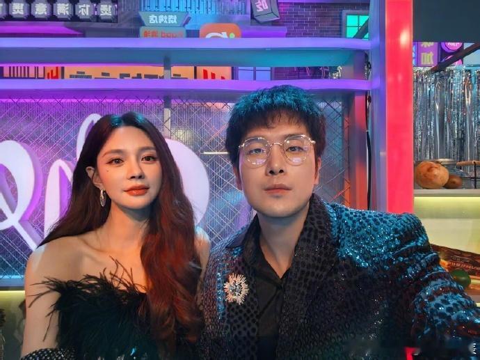 本周后台高光时刻！三人同框合照曝光，笑容灿烂氛围融洽，让人忍不住喜欢。 