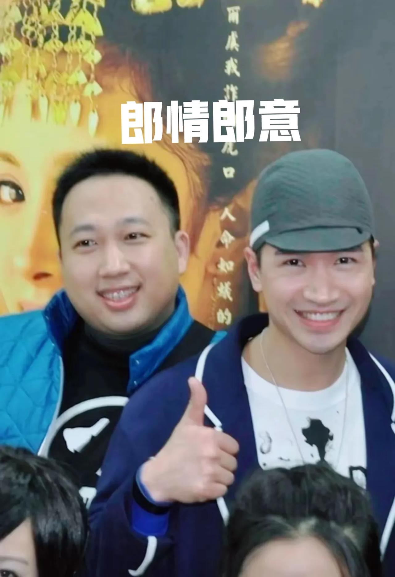 死丫头什么都是现编的：
网友：何晟铭是你的白月光吧？
跟同事十指紧扣很平常，我跟