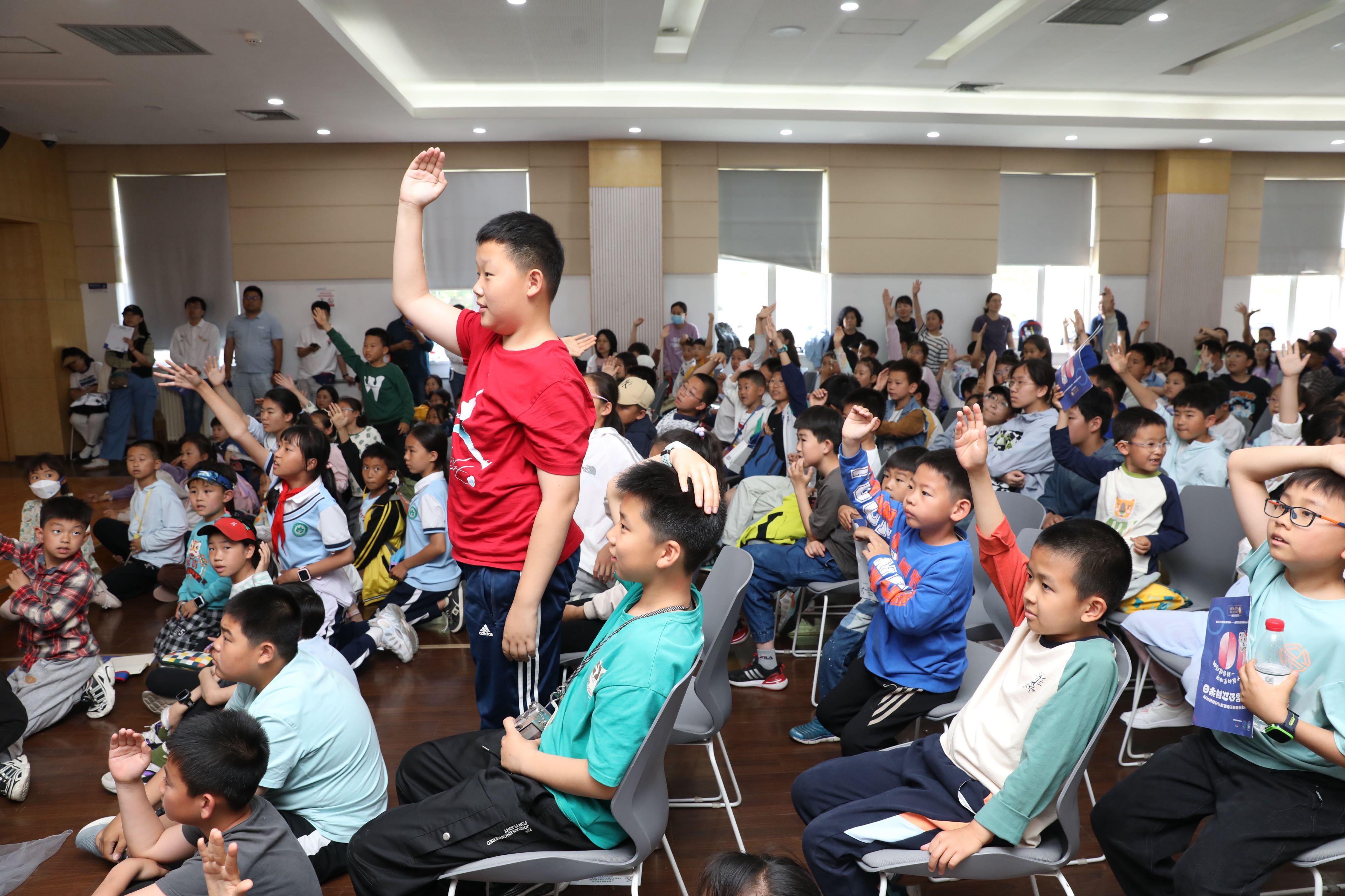 #公众科学日# 据说随着六年级以后，就很难看到这么多孩子举手抢着回答问题了[do