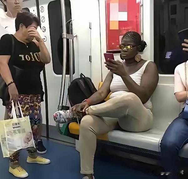 一人占两个座位，行李包包放在座位上不妥吧？

地铁上，这女人把包包放在座位上，一