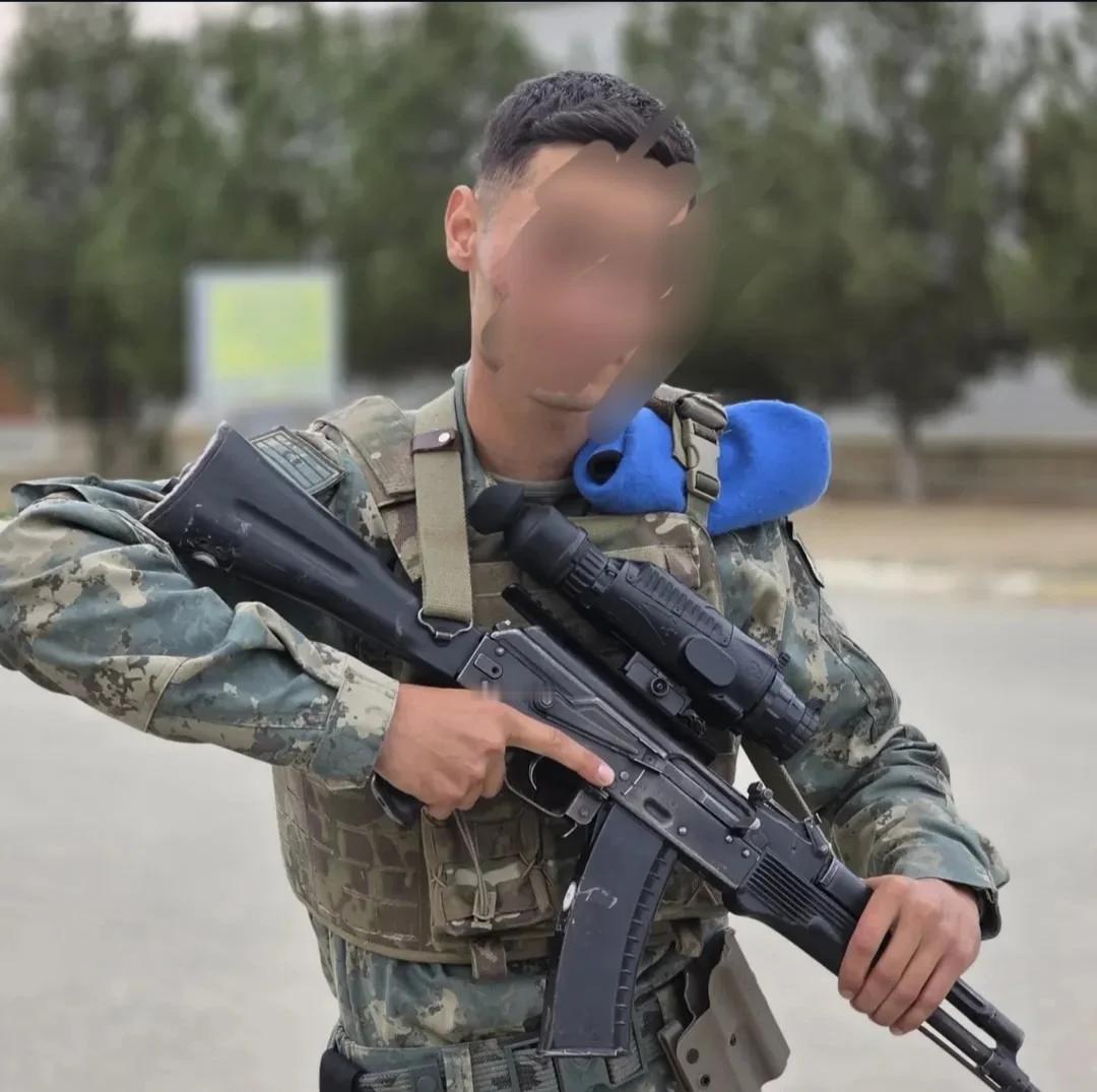 阿塞拜疆突击队士兵携带国产 AK-74M 克隆步枪，称为“Xəzri”哈兹利，配