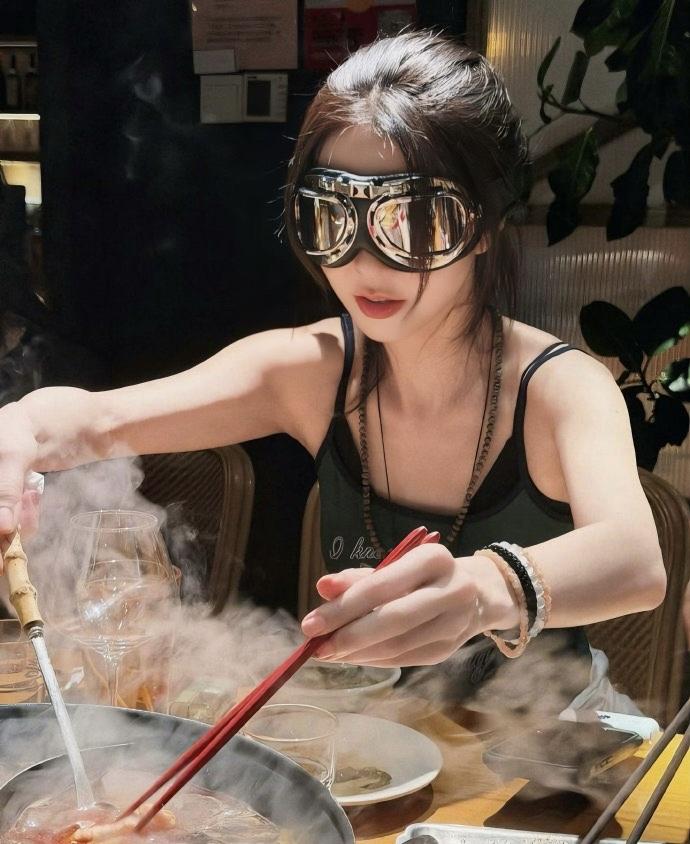 薛凯琪真是个人才，吃个火锅而以啊，为防止烟气，直接戴了一副头盔护目镜上阵刷火锅，
