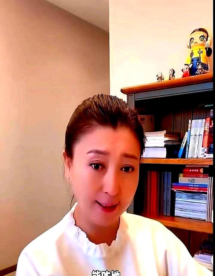 闫学晶直播翻车？
弹幕从骂声一片到整齐划一，这波操作太眼熟了！
昨晚闫学晶直播间