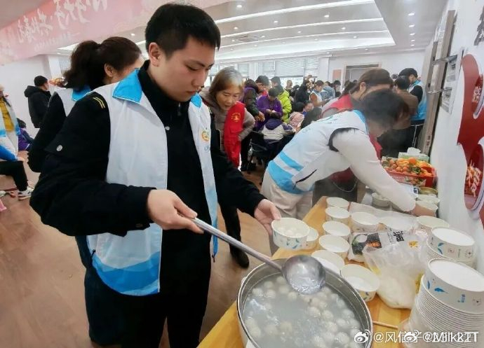 台州学子暖心相伴雷锋精神暖童心学雷锋，践初心。台州学子用陪伴点亮童心，用关爱温暖