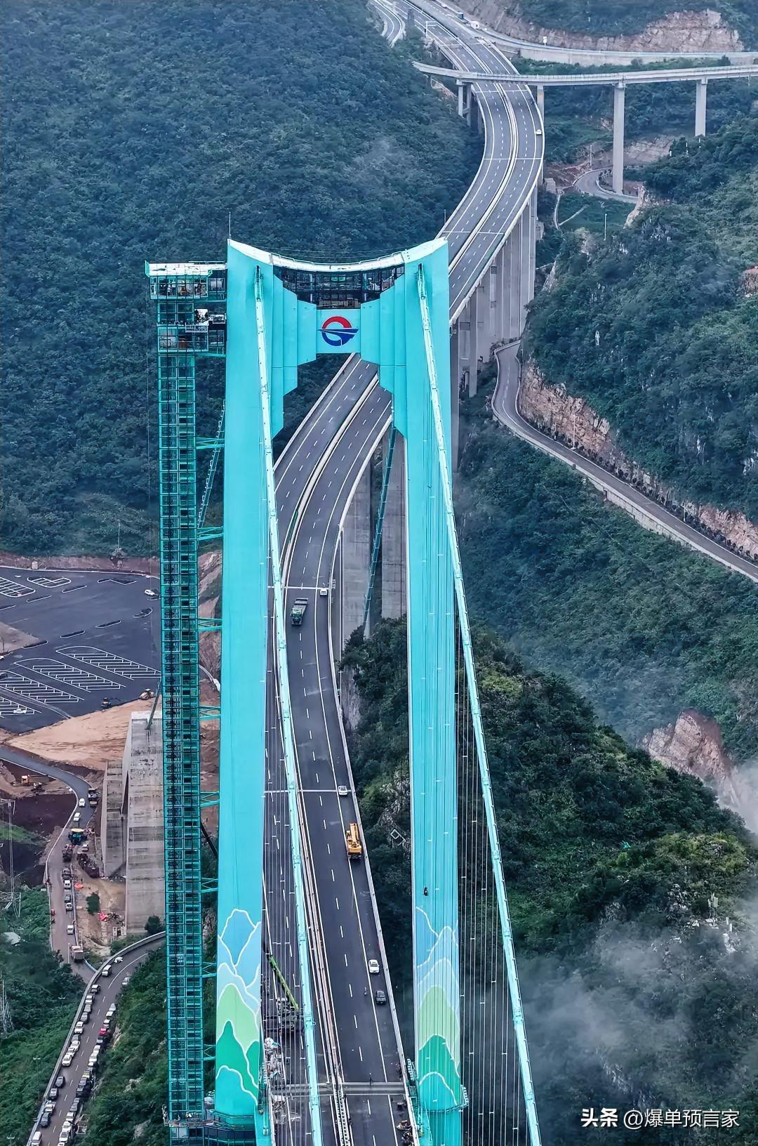 “贵州625米世界第一高空飞桥今日通车，中国记录让地球裂缝间距离缩短至2分钟！”
