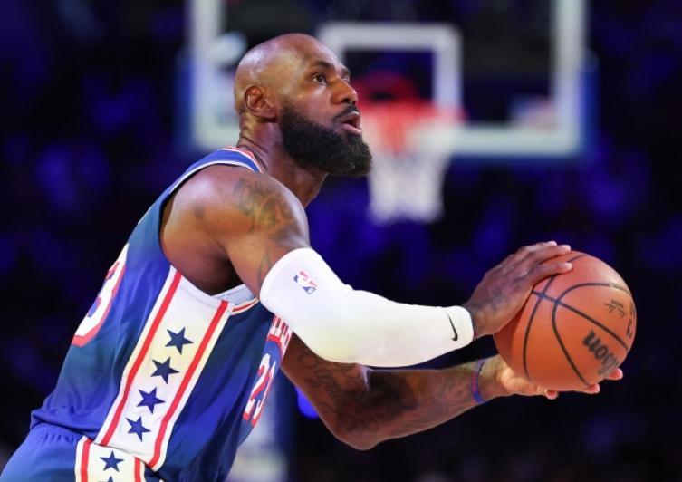 NBA常规赛，76人客场114-109击败步行者。此役，76人球星詹姆斯出战32
