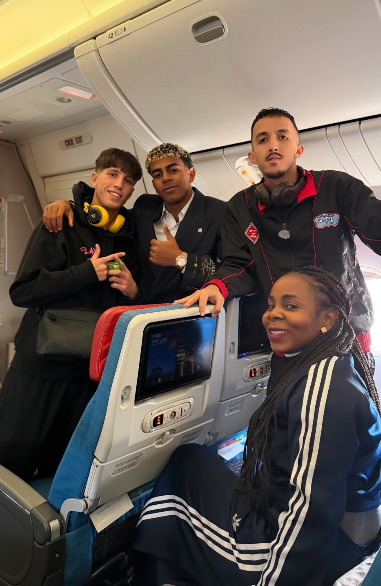 亚马尔的朋友和母亲随队出征伦敦😎😎😎😎