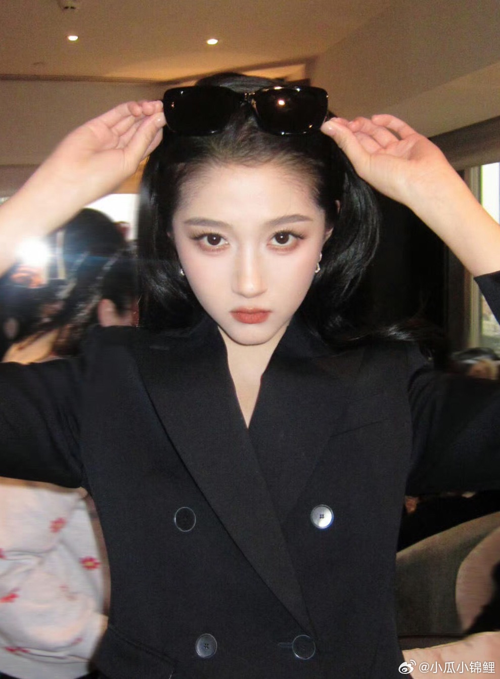 曝关晓彤喜提新车恭喜美美哒关晓彤真的有点可爱 