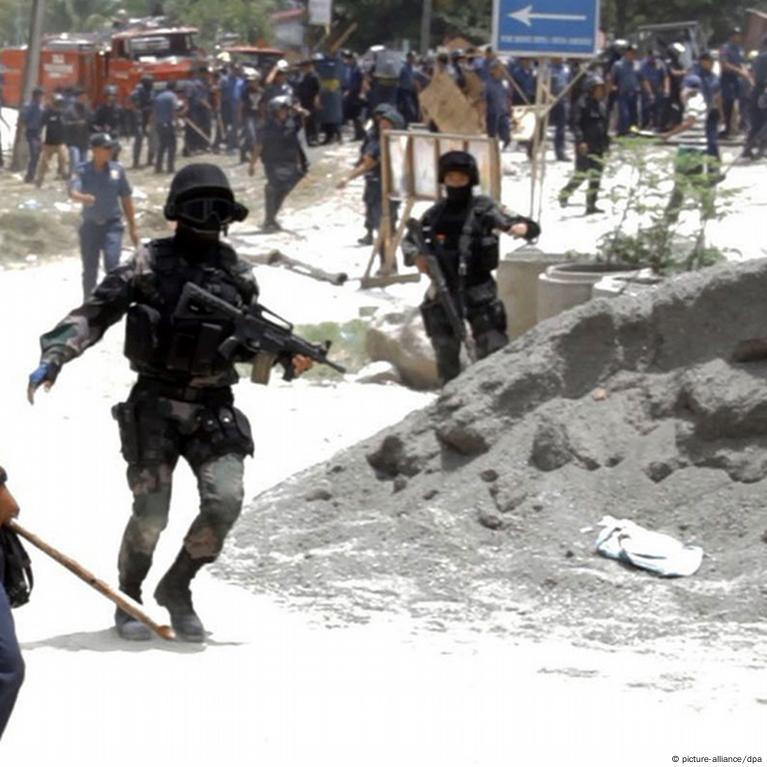 菲律宾南部蒂波蒂波镇爆发激烈武装冲突，导致约2500户家庭被迫逃离家园。当地政府