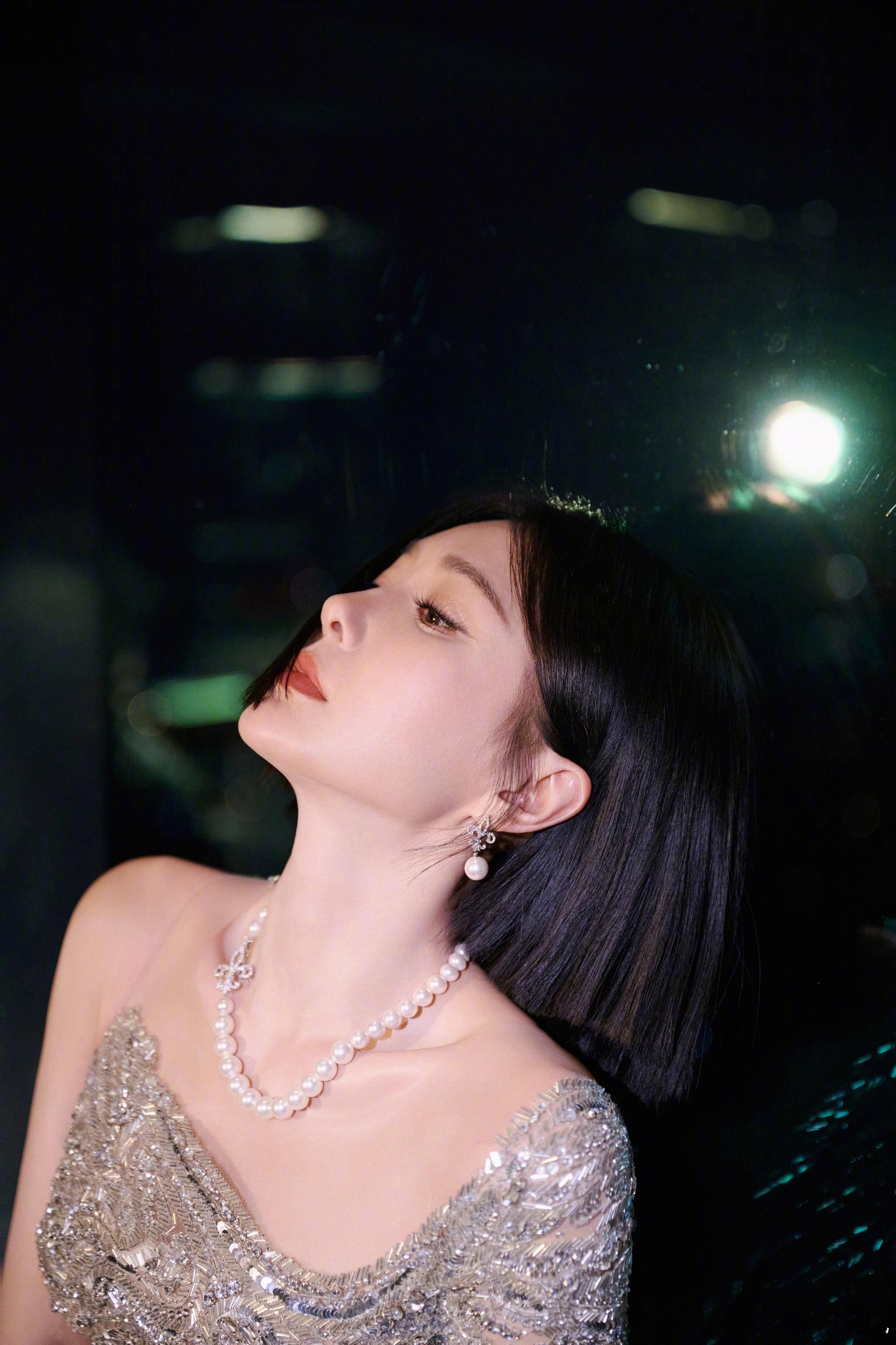 秦岚 银色的长裙，与女王的皇冠交相辉映，自信而高贵。#秦岚露背了# ​​​