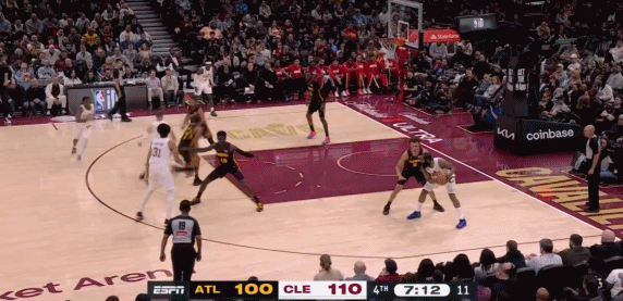 阿伦到底有没有走步？
看看麦克勒姆的手势，疯狂示意裁判阿伦这个球走步了！
阿伦中