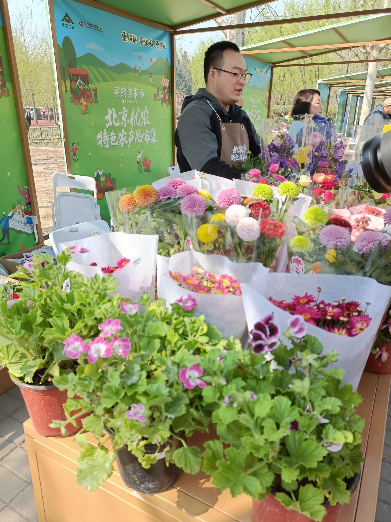 晒图笔记大赛寻鲜市场还有大量鲜花上市，奶制品，海鲜类都包装很好