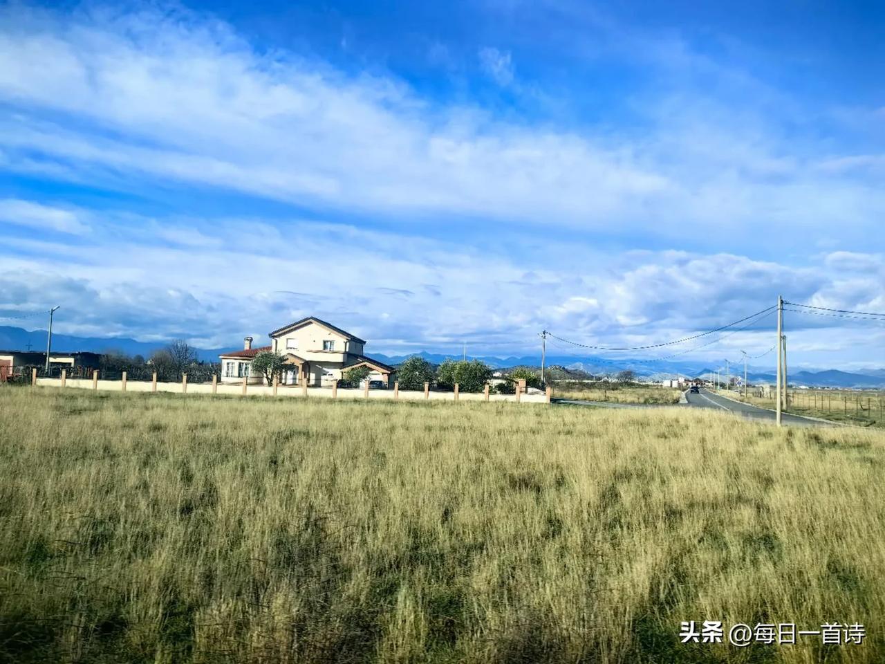 大地安然，
烟火如常。
愿我们的每一步跋涉，
都成为意义本身，
将自己
活成一片