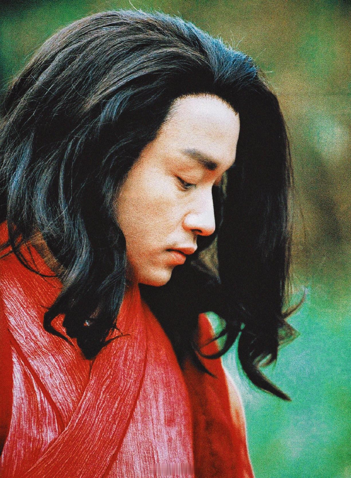 张国荣搭乘花絮去幕后 旧岁最末一缕柔情，化作新年第一份喜气，暖暖的——新年应景穿