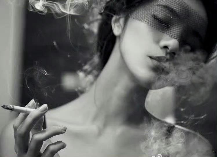向涵之街头抽烟 记得很久以前看过一句话:一般的女人不抽烟，抽烟的女人不一般！[挤