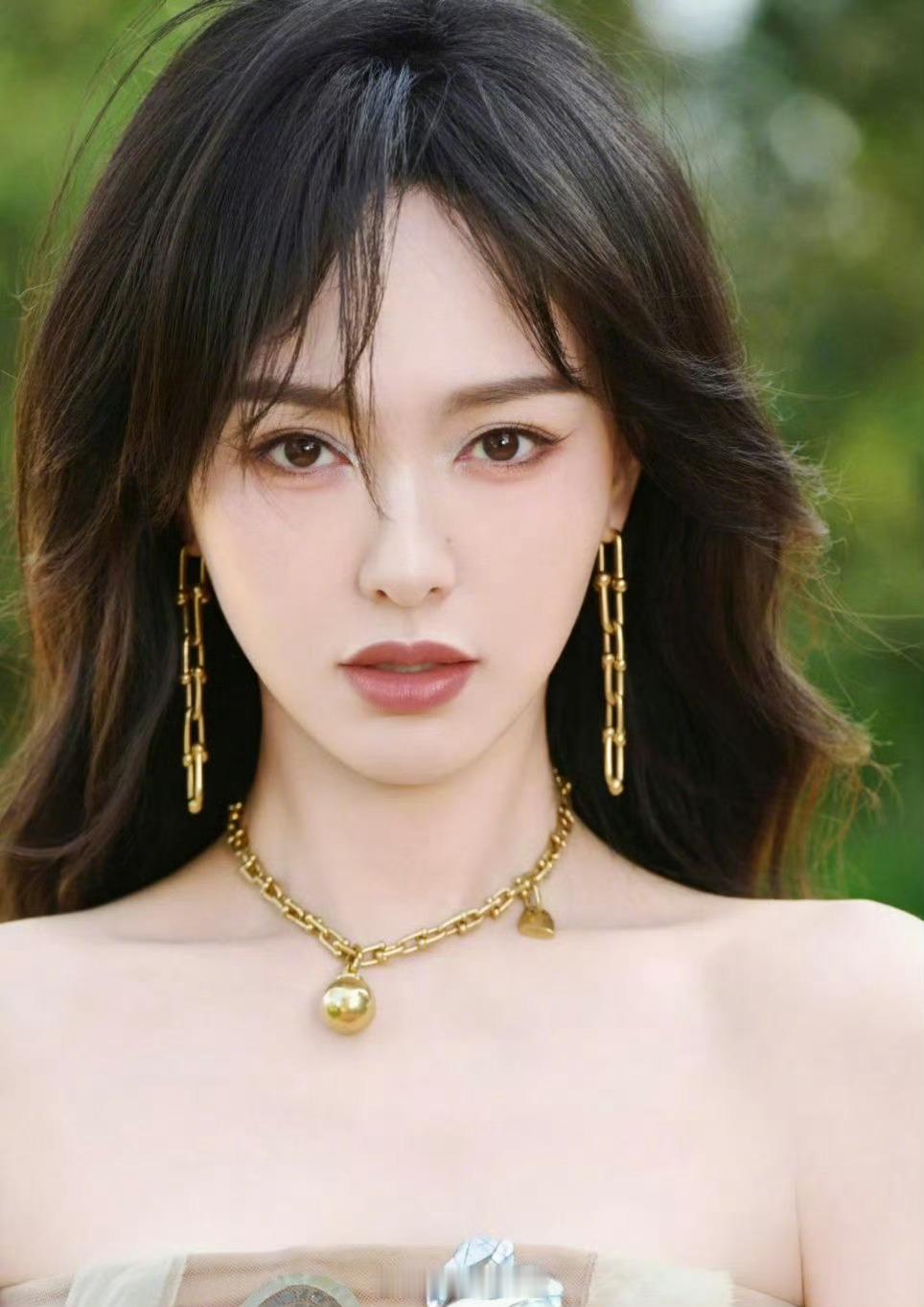 感觉张歆艺就是半夜刷微博手滑了，她性格一直挺直的。不过这个时间点确实敏感，新剧《