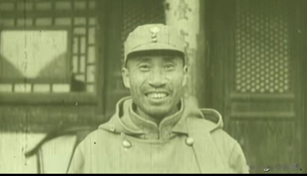 大家注意看，这可不是剧照，而是真实的朱老总，那一年他51岁，那个时候八路军刚刚成