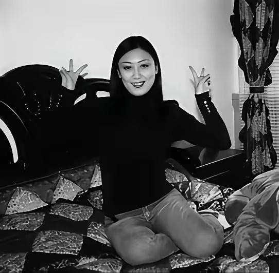 2000年，辽宁鞍山发生了一起令人震惊的案件。家境富裕的年轻交警尚尔琦，追求22
