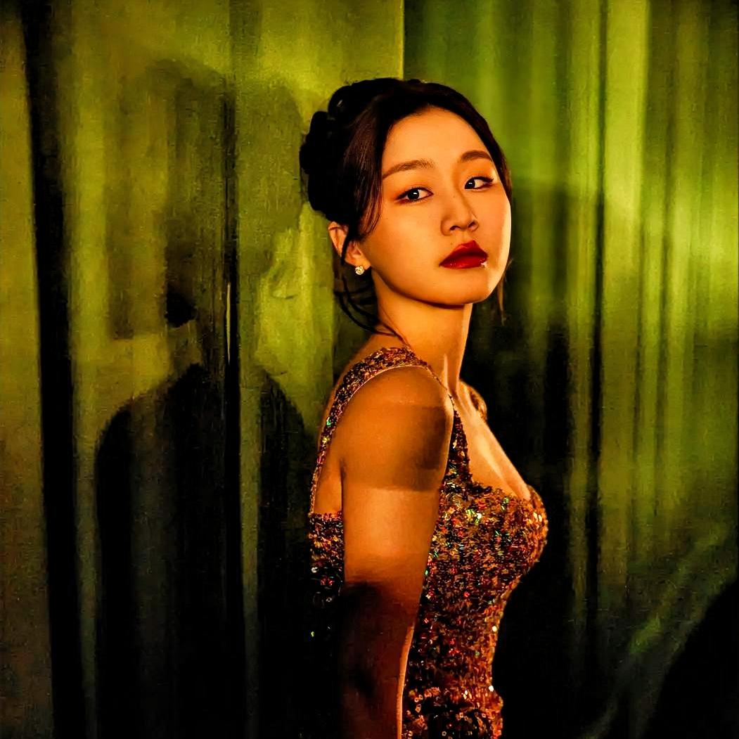 - 高情商的表现：
- 巧妙化解尴尬：在《奔跑吧》中，金靖被问及婚恋状况时，她回