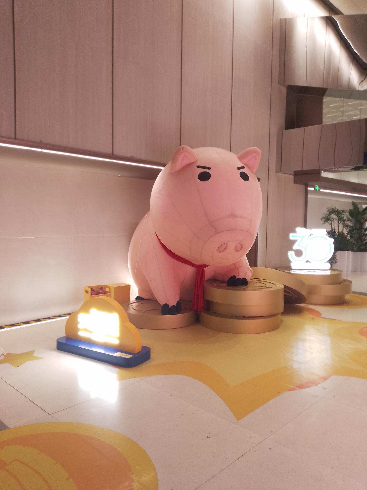 我看到别人发的消息说某国根据卫星图像精准炸了三架画在地面上的飞机，那么估计卫星图