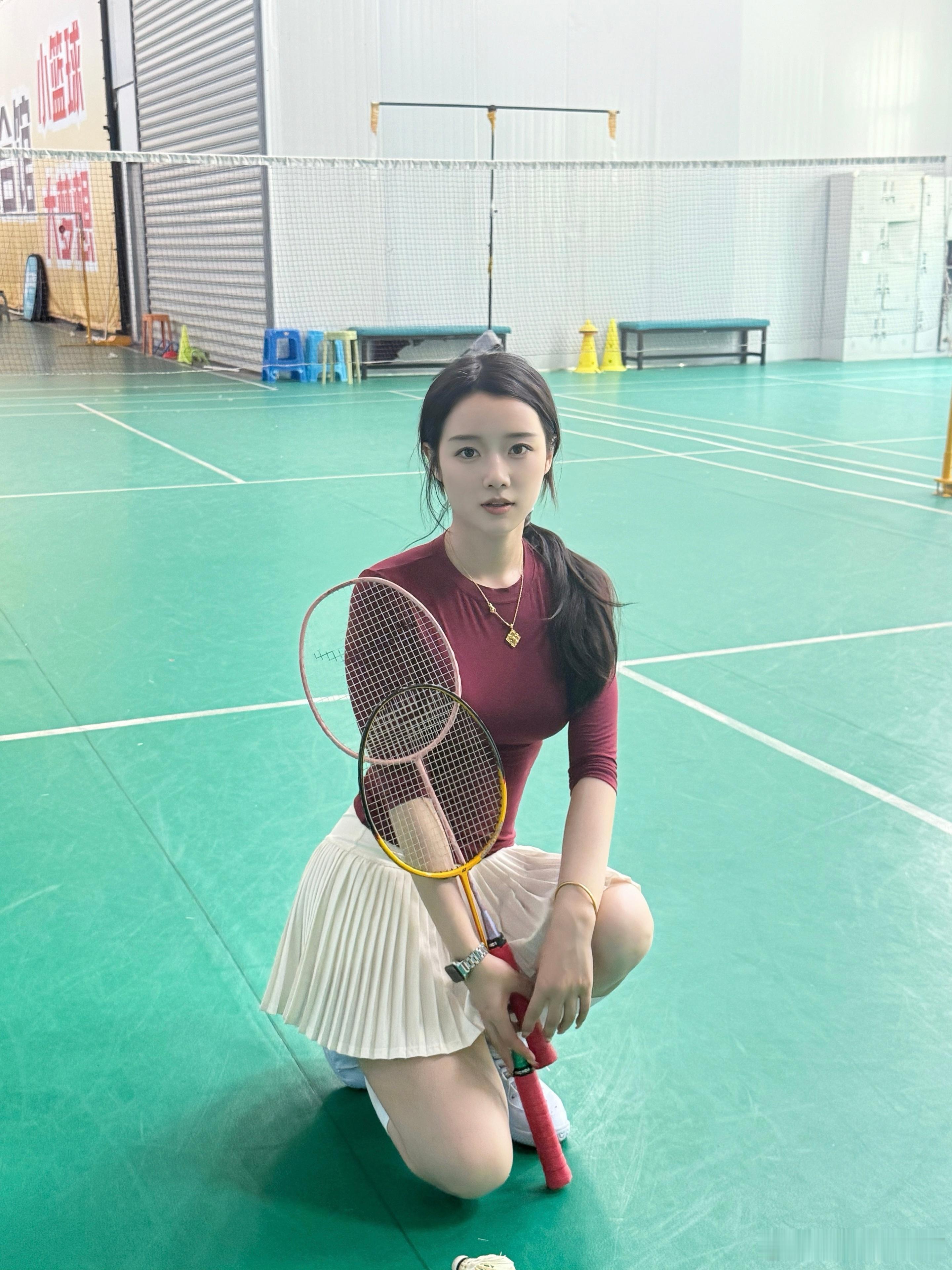 假期第二天，带妈妈来打羽毛球[羞嗒嗒]她第一次打，进步大大滴 ​​​