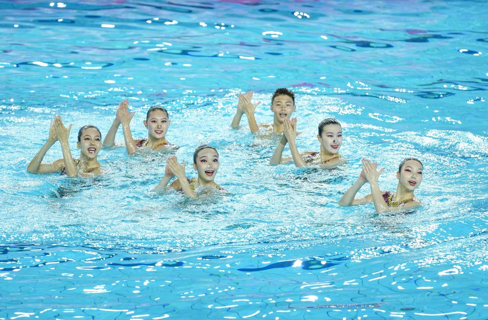 【组图｜】十五运会花样游泳集体项目11月13日在江门体育中心游泳馆上演，长腿风暴