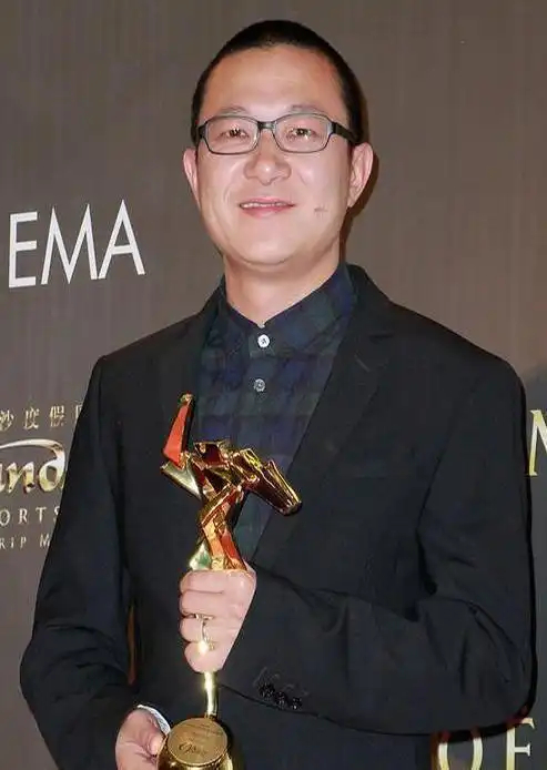 梅婷老公曾剑被嘲像助理 顺义菜园生活曝光 满墙奖杯让全网沉默 