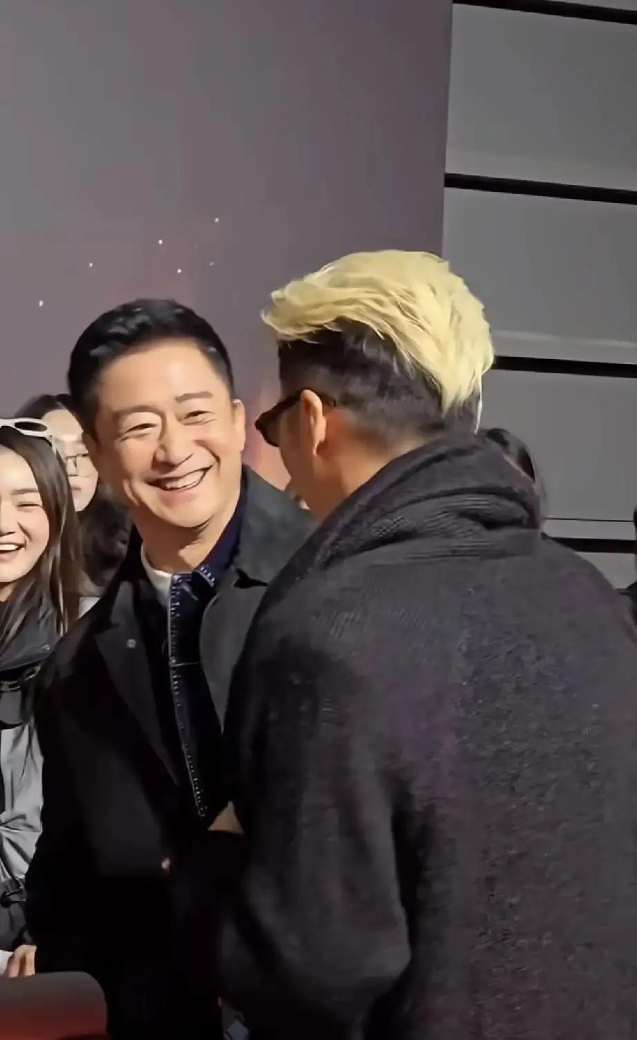 谢霆锋在微博之夜一出场，46岁直接拿腹肌炸场。

黑西装敞着怀，里面一件金属背心