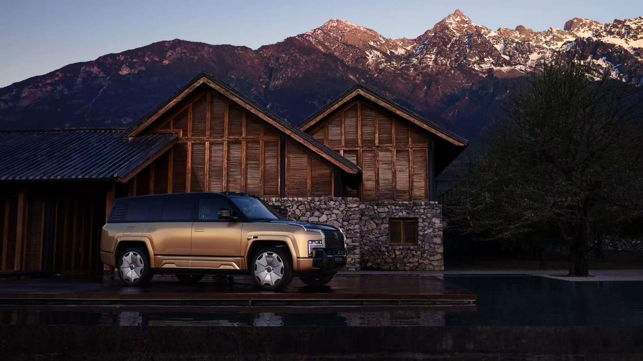 仰望U8L即将在上海车展首发亮相。从目前曝光的官图可以看到，即将亮相的仰望U8L