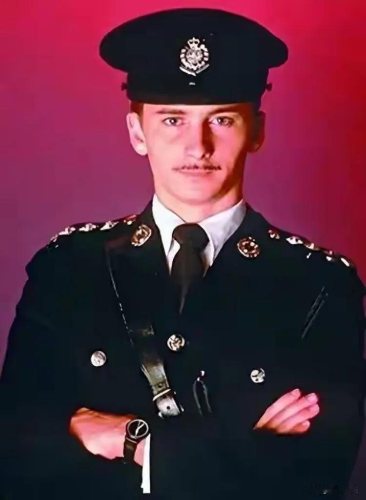 1988年，怀揣梦想的格雷戈里·查尔斯·里弗斯手持单程机票奔赴香港，这座东方之珠