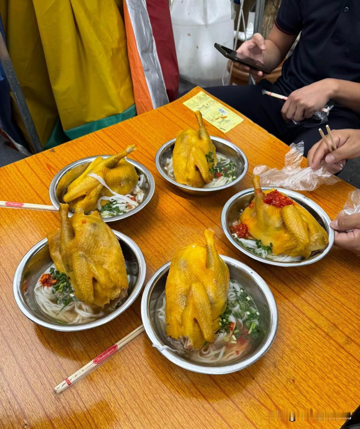 南宁很火的半边鸡粉，15-18块一碗，这种模式的粉店都怎么挣钱呢？

 南宁身边