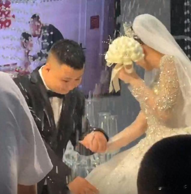 做的没毛病！河北张家口，一对新人结婚，新郎的朋友为了搞气氛，拿起香槟就对着新人喷