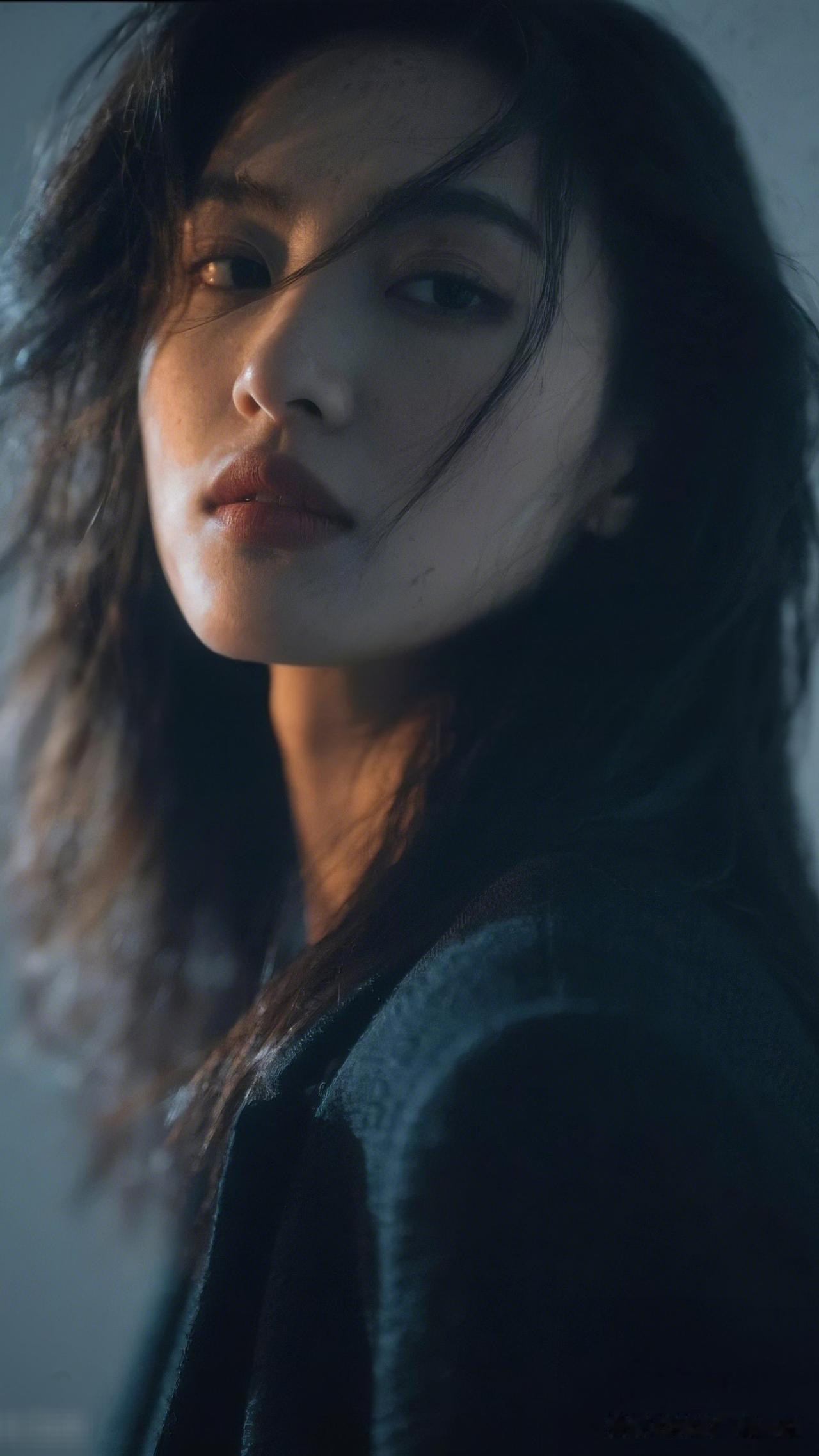 沉思的瞬间，光影交错中的美丽